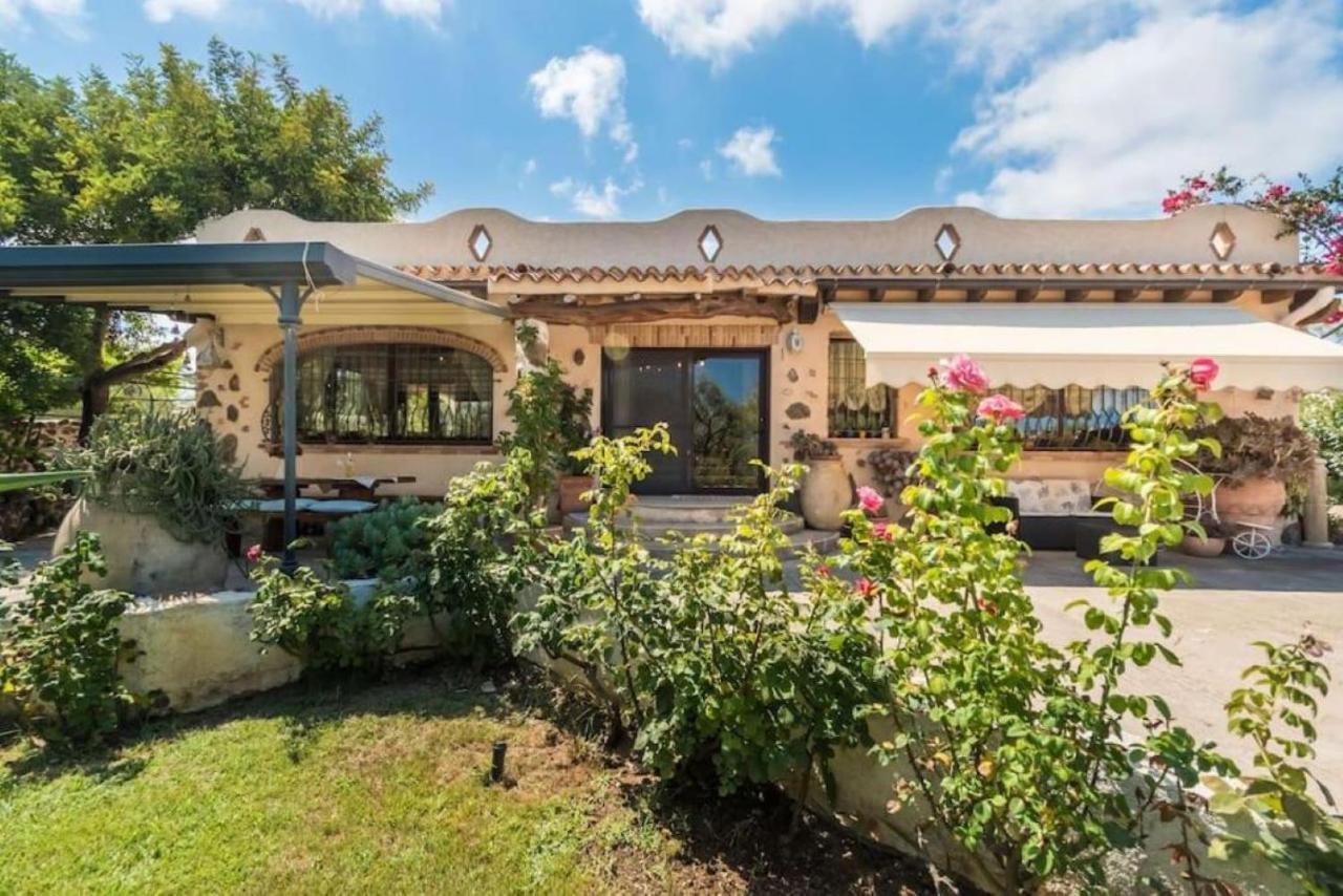 Villa Con Immenso Giardino Орозей Екстер'єр фото