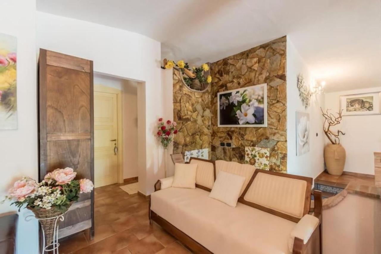 Villa Con Immenso Giardino Орозей Екстер'єр фото